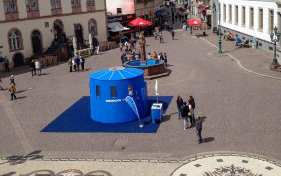 Wiesbaden hält inne, auf dem Schlossplatz
