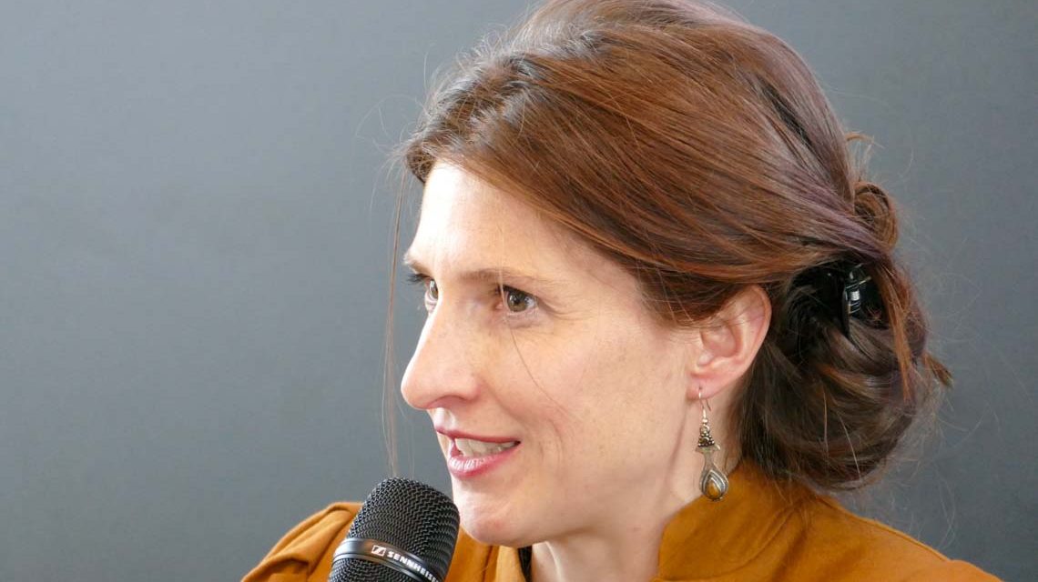 Archivfoto: Daniela Danz bei einer Podiumsdiskussion 2019 in Frankfurt