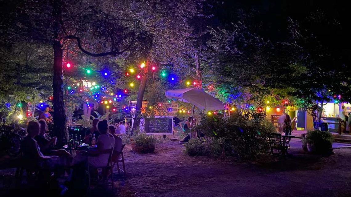 Nacht-Waldkisok Installation Foto: Schloss Freudenberg