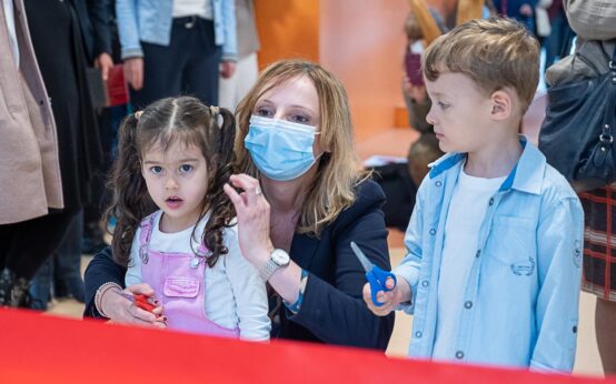 IFB Geschäftsführerin Sandra Schmidt mit mein und Luca bei der Eröffnung der Kita am Hang