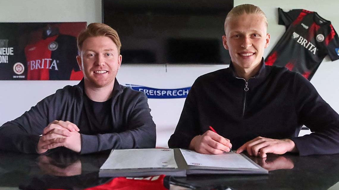 Lucas Becker bei der Vertragsunterzeichnung