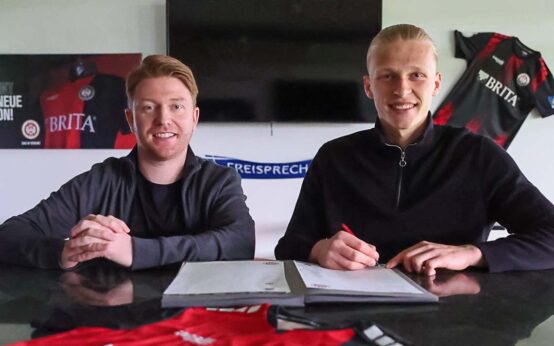 Lucas Becker bei der Vertragsunterzeichnung