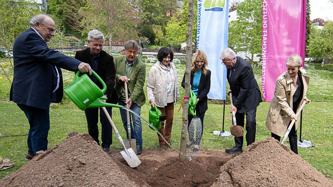 Baumpflanzung mit Ministerpräsident Volker Bouffier