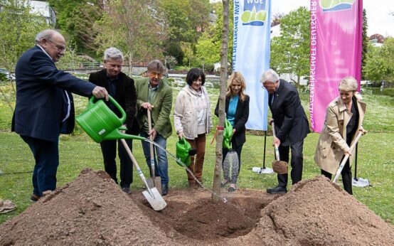 Baumpflanzung mit Ministerpräsident Volker Bouffier