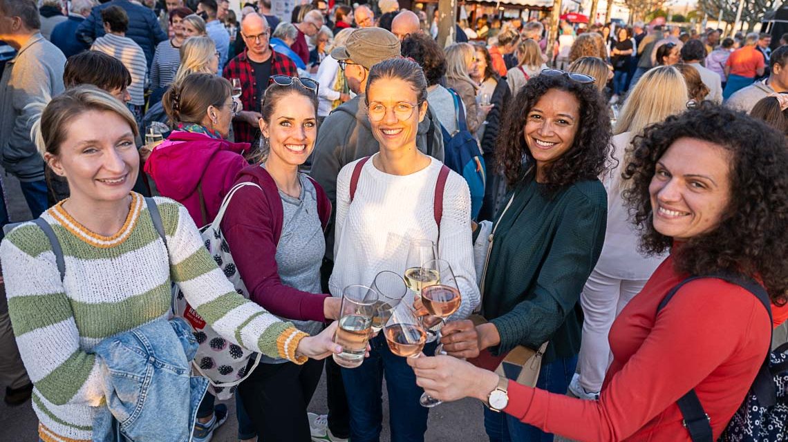 Antrinken am Biebricher Weinstand