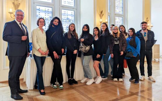 Schülerinnen aus Gent zu Besuch im Rathaus.