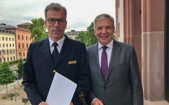 Andreas Kleber und Gert-Uwe Mende auf dem Balkon des Rathauses