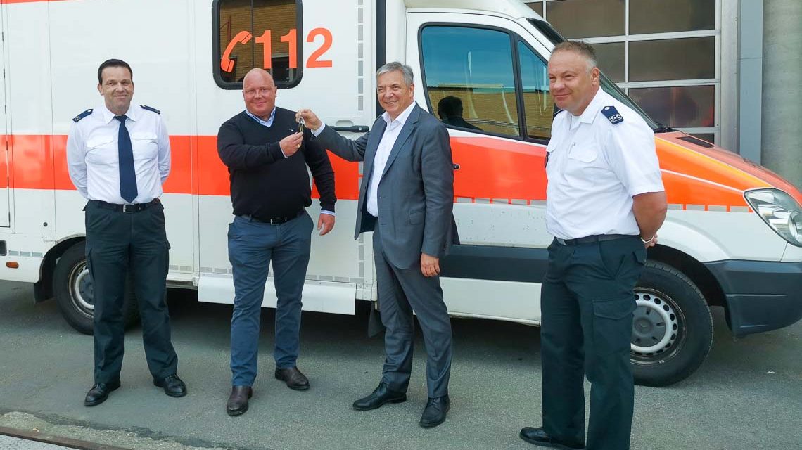 Maik Menke nimmt den Schlüssel des Rettungswagen aus den Händen von Gert-Uwe Mende entgegen