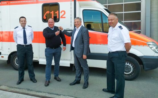 Maik Menke nimmt den Schlüssel des Rettungswagen aus den Händen von Gert-Uwe Mende entgegen