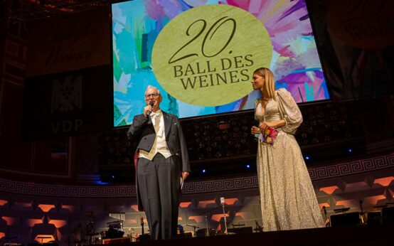 Prinz Michael zu Salm und Theresa Olkus auf der Bühne des Ball des Weines.