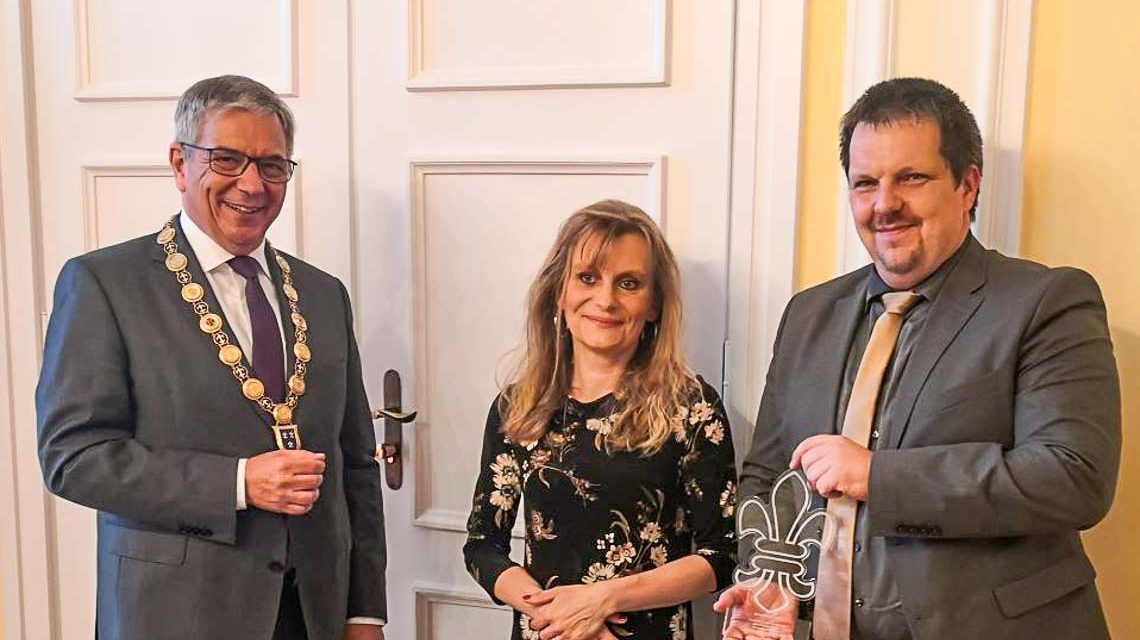 OB Gert-Uwe Mende, Melanie Becker-Stengler und Thorsten Stengler bei der Verleihung der Wiesbadener Lilie