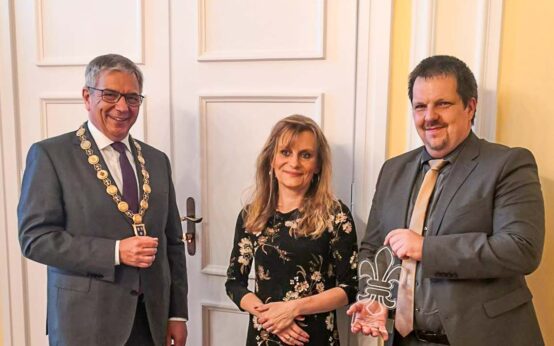 OB Gert-Uwe Mende, Melanie Becker-Stengler und Thorsten Stengler bei der Verleihung der Wiesbadener Lilie