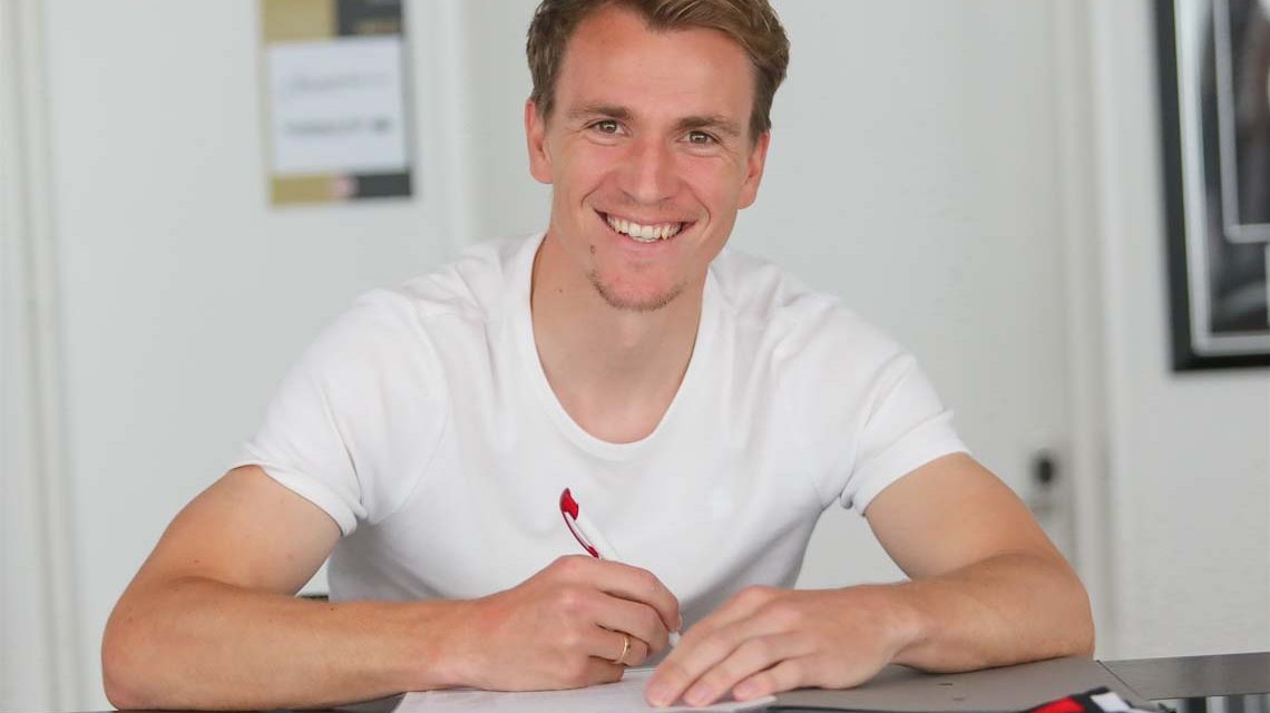 Emmanuel Taffertshofer unterschriebt seinen Vertrag bei SVWW