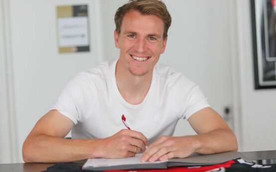 Emmanuel Taffertshofer unterschriebt seinen Vertrag bei SVWW