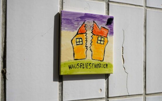 Hausfliesenbruch soll aufmerksam machen: aus die Situation von Wohnungslosen