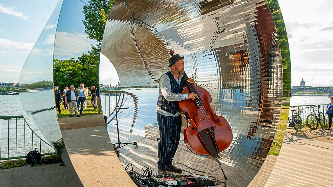 Kontrabassisten Gregor Praml in der Skulptur Dem Wasser gewidmet