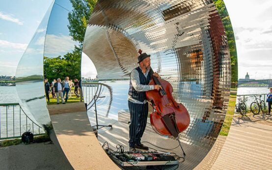 Kontrabassisten Gregor Praml in der Skulptur Dem Wasser gewidmet