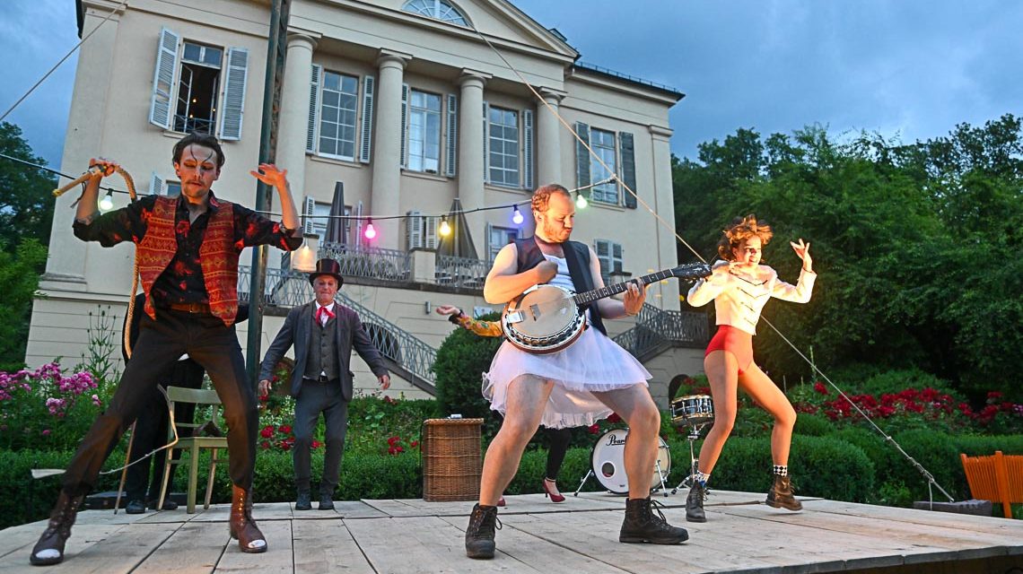 „Lore im Garten" – Wanderbühne auf Schloss Freudenberg