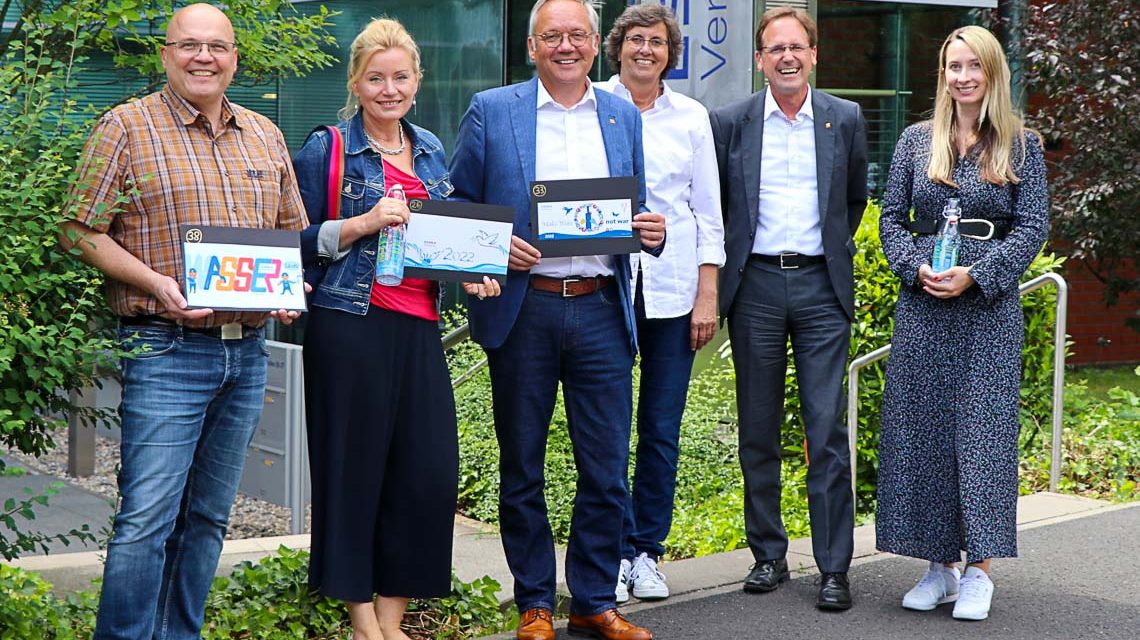 Die Wasserglas-Jury mit den Gewinner-Motiven 2022 (v. l.): Robert Hammann (Leiter ESWE-Wasserstand), Sabine Stang (Mediengestalterin), Ralf Schodlok (Vorstandsvorsitzender ESWE Versorgungs AG), Anke Auen (Unternehmenskommunikation ESWE Versorgung), Frank Rolle (Leiter Unternehmenskommunikation ESWE Versorgung) und Sina Schreiner (Lokalredakteurin).