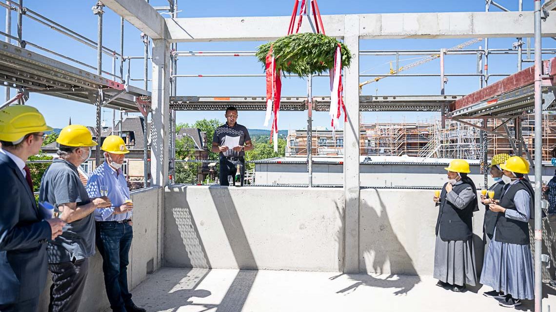 Thomas Fister liest den Richtspruch für das neue Personalwohnheim.