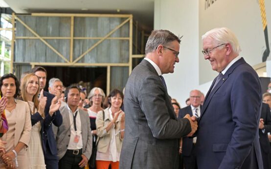 Eine herzliche Begrüßung zwischen Ministerpräsident Boris Rhein und Bundespräsident Frank-Walter Steinmeier auf der documenta. Die heute eröffnete 15. Ausgabe der documenta soll den Globalen Süden repräsentieren
