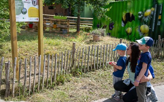 Kian und Colin mit Mutter Andreas Rippe am Start vom neuen Insektenlehrpfad