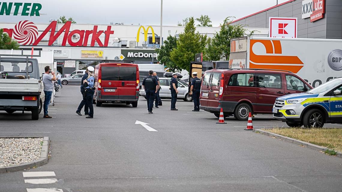 Verkehrskontrolle, Schwerpunkt Ladungssicherheit. auch im Transporter.