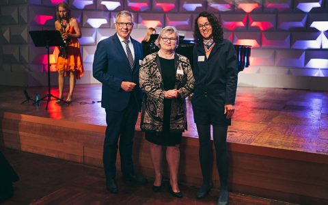 Foto: Hochschulpräsidentin Prof. Dr. Eva Waller (Mitte) mit der Hessischen Wissenschaftsministerin Angela Dorn und dem Wiesbadener Oberbürgermeister Gert-Uwe Mende. © Sven Singhoff