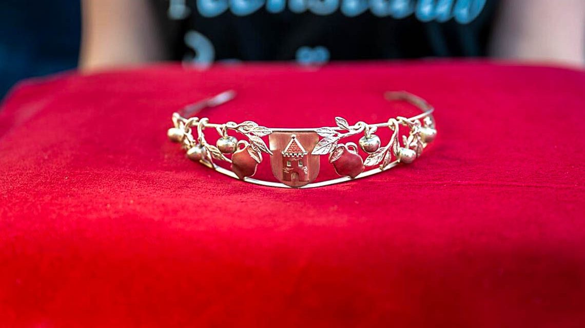 Krone der Beerschter Bembelfee auf einem roten Kissen