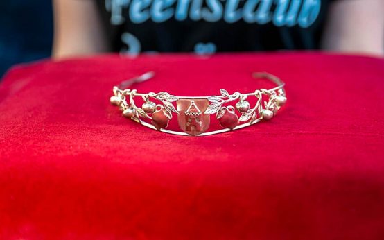 Krone der Beerschter Bembelfee auf einem roten Kissen