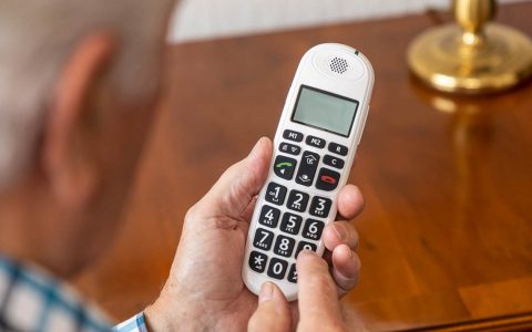 Trickbetrüger: pressebild-senioren-telefon-2000