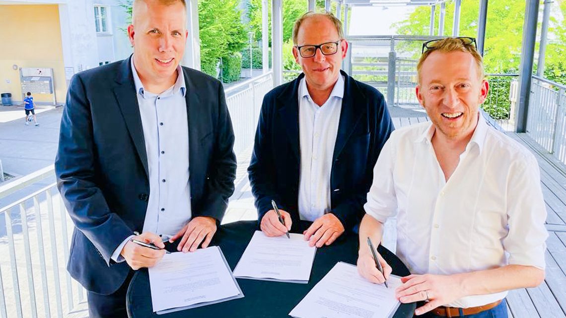 Jugendpavillon, Tobias Bundschuh, Thomas Keller und Christoph Manjura unterzeichnen die Kooperationsvereinbarung ©2022 LH wiesbaden