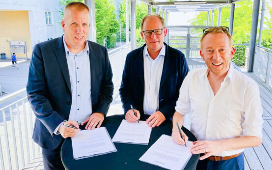 Jugendpavillon, Tobias Bundschuh, Thomas Keller und Christoph Manjura unterzeichnen die Kooperationsvereinbarung ©2022 LH wiesbaden