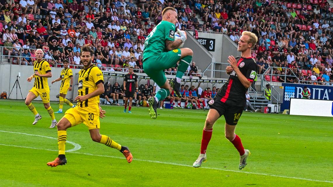 SV Wehen Wiesbaden: Luca Unbehaun klärt vor Lucas Brumme.