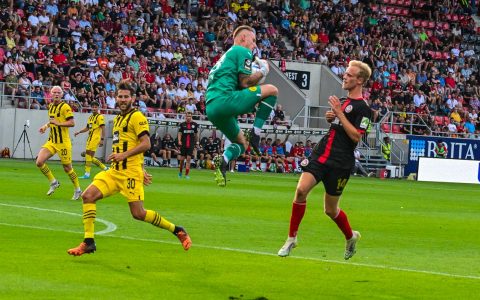 SV Wehen Wiesbaden: Luca Unbehaun klärt vor Lucas Brumme.