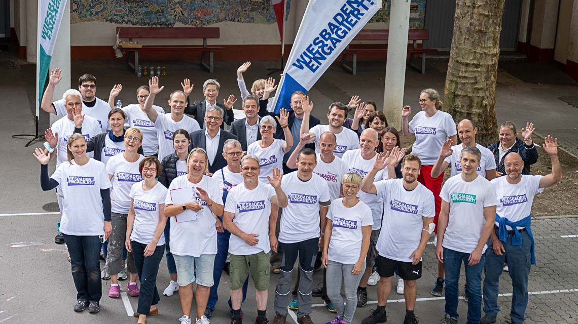 Mitarbeiter der R+V Versicherung und der SE Tylose GmbH bi der Auftaktveranstaltuzng an der Johann-Hinrich-Wichern-Schue Foto: Volker Watschounek