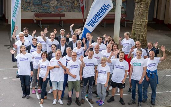 Mitarbeiter der R+V Versicherung und der SE Tylose GmbH bi der Auftaktveranstaltuzng an der Johann-Hinrich-Wichern-Schue Foto: Volker Watschounek