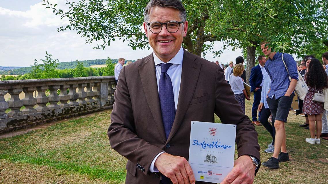 Boris Rhein zeichnet Dorfgasthäuser aus