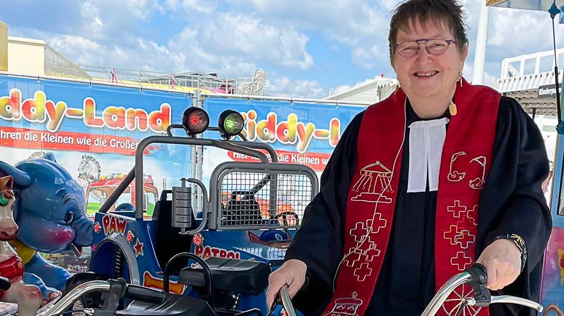 Pfarrerin Christine Beutler-Lotz auf dem Weg zum Gottesdienst!