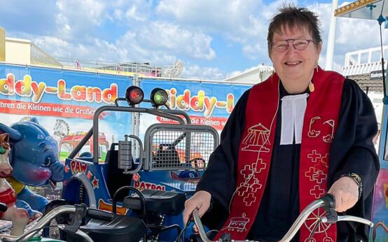 Pfarrerin Christine Beutler-Lotz auf dem Weg zum Gottesdienst!