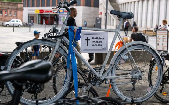 Weißes Fahrrad zum Gedenken. Unfälle.