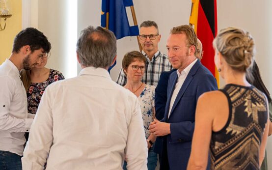 Christoph Manjura bei der Einbürgerung im Rathaus