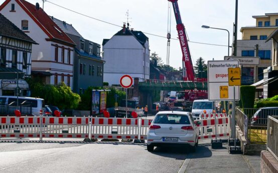 Die Brücke der Bahnlinie wird erneuert. Die Durchfahrt ist gesperrt. Autofahrer werden über Biuerstadt, Igstadt zurück nach Erbenheim und auf die andere Seite der Gleise geeitet.