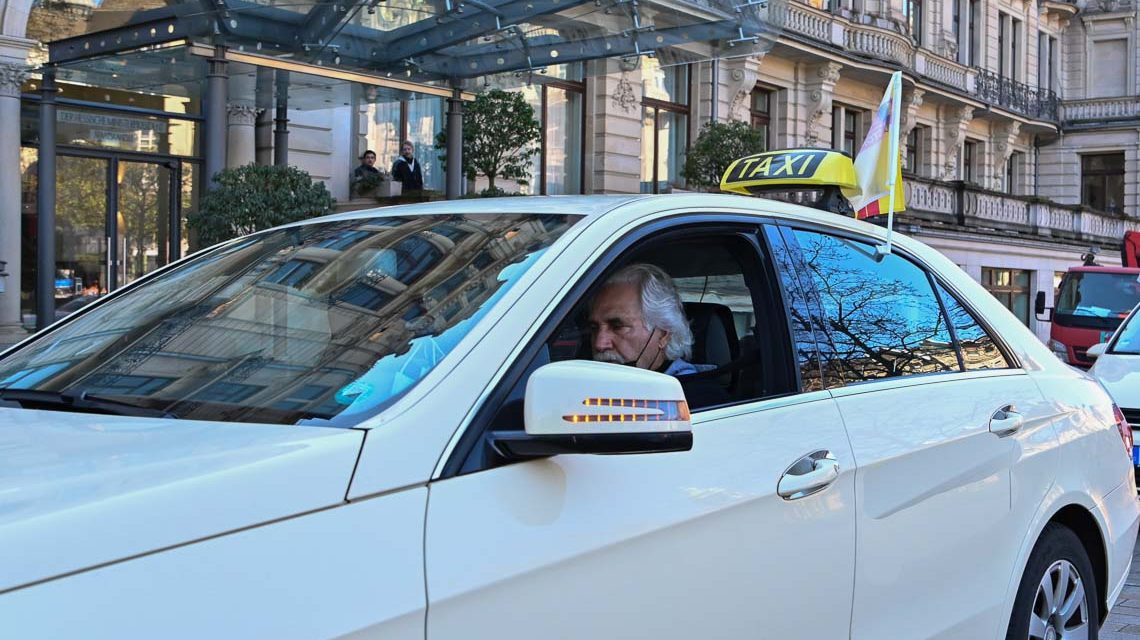 Taxi vor der Staatskanzlei