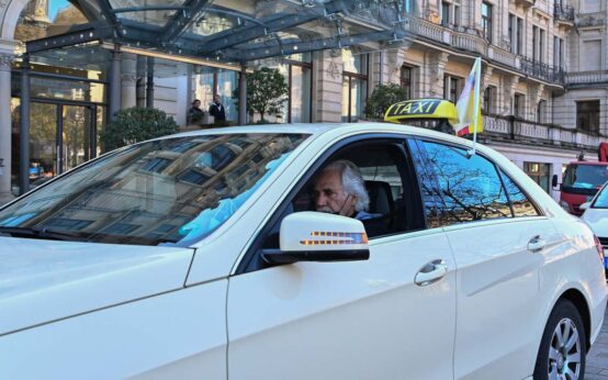 Taxi vor der Staatskanzlei