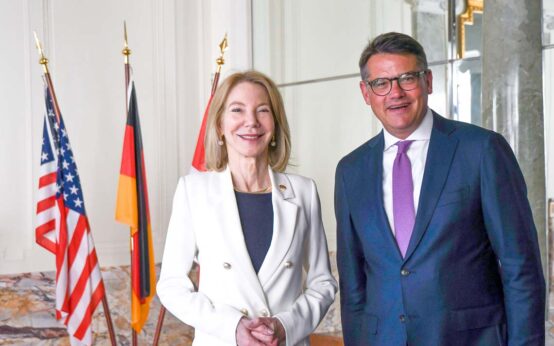 Hessens Ministerpräsident Boris Rhein hat am Montag die neue US-Botschafterin Dr. Amy Gutmann in der Hessischen Staatskanzlei empfangen. Bildquelle: Hessische Staatskanzlei