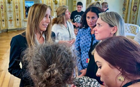 Landtagspräsidentin Astrid Wallmann empfängt im Hessischen Landtag vor dem Krieg geflüchtete Ukrainer.