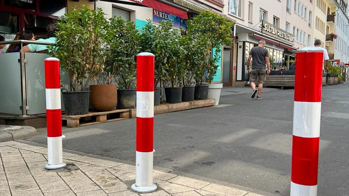 Poller in der Fußgängerzone Wellritzstraße