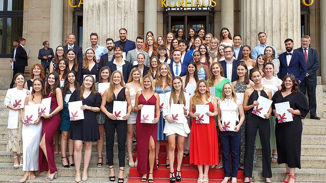 Fachbereich Wiesbaden Business School verabschiedet Absolvent:innen