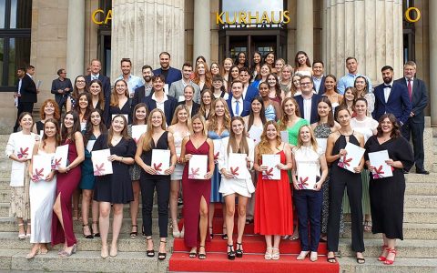 Fachbereich Wiesbaden Business School verabschiedet Absolvent:innen